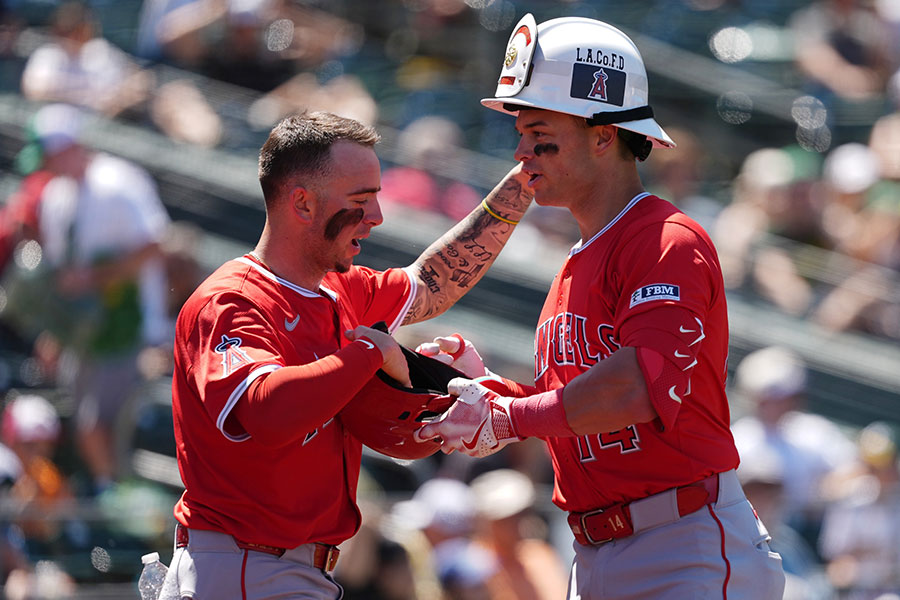 アスレチックス戦で本塁打を放ったエンゼルスのローガン・オハッピー（右）【写真：Getty Images】