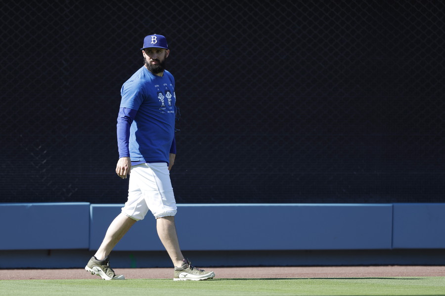 大谷、山本、佐々木のキャラクターTシャツを着用するドジャースのトニー・ゴンソリン【写真：Getty Images】