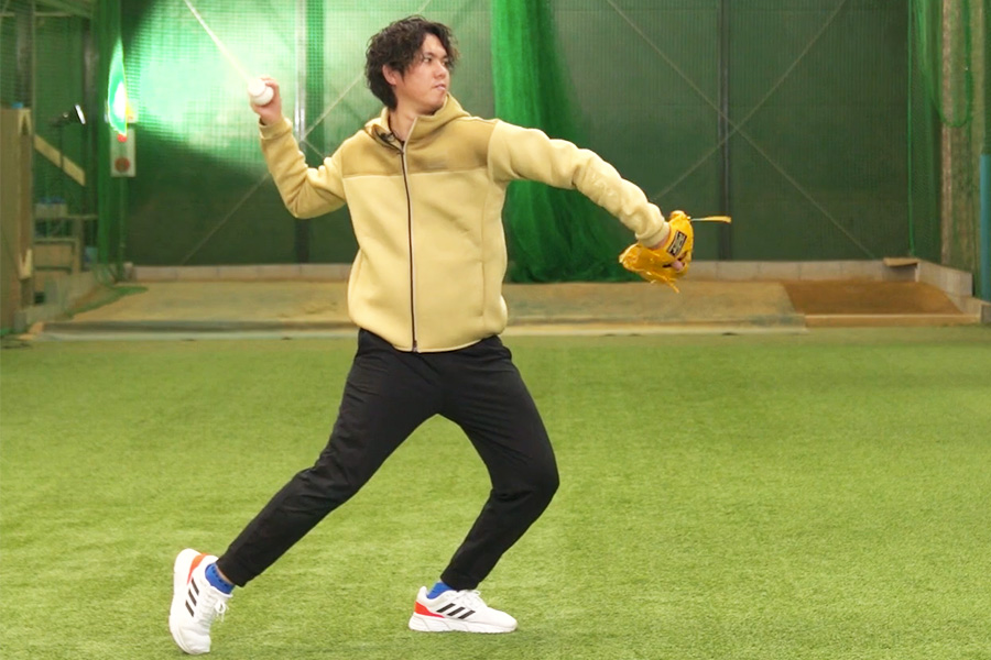 着地足スロードリルを実演する松本憲明氏【写真：編集部】