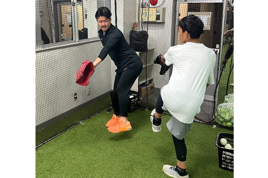 「WIN Baseball School」の高津将司コーチ（左）【写真：本人提供】