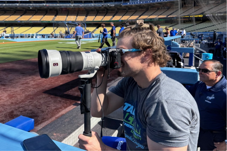 プロ用のカメラを“駆使”するエンリケ・ヘルナンデス【写真：荒川祐史】