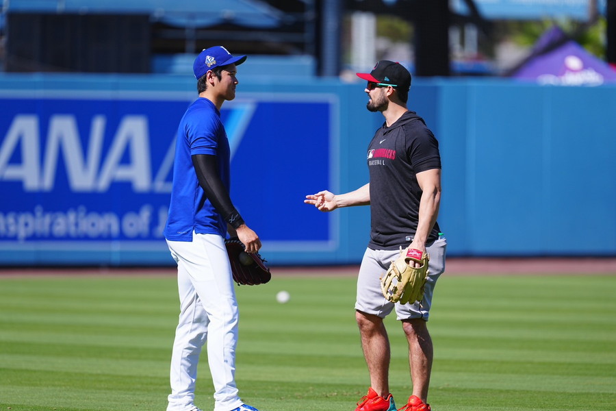 ドジャース・大谷翔平（左）と再会したDバックスのランダル・グリチック【写真：荒川祐史】