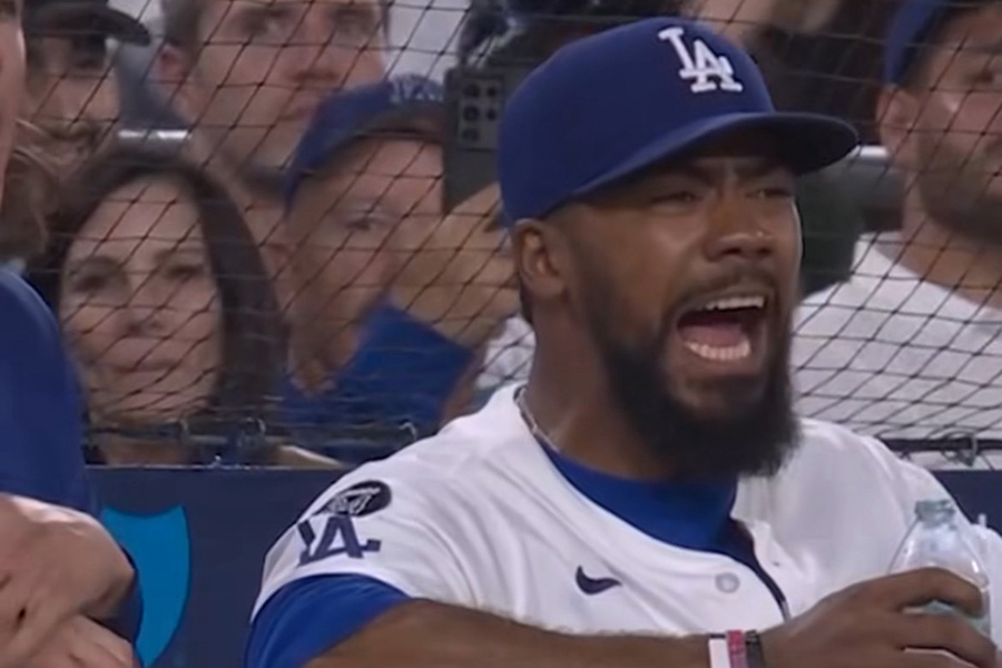 ベンチで喜ぶドジャースのテオスカー・ヘルナンデス（MLB公式の投稿をスクリーンショット）