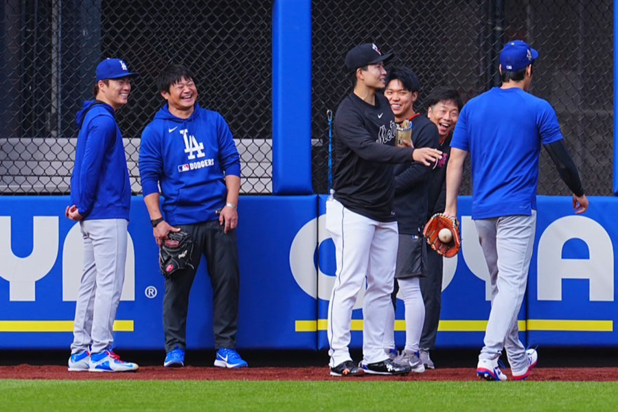 メッツ・千賀滉大の前を通り過ぎようとするドジャース・大谷翔平（右）【写真：荒川祐史】