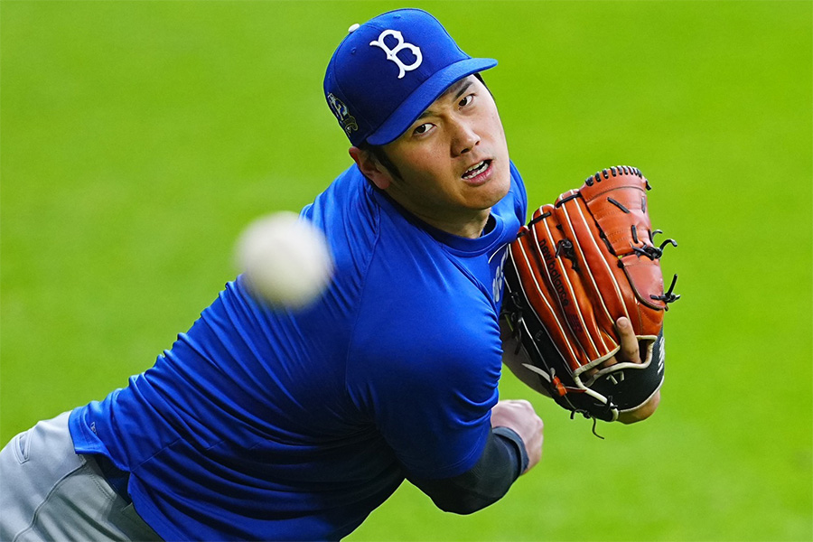 キャッチボールをするドジャース・大谷翔平【写真：荒川祐史】