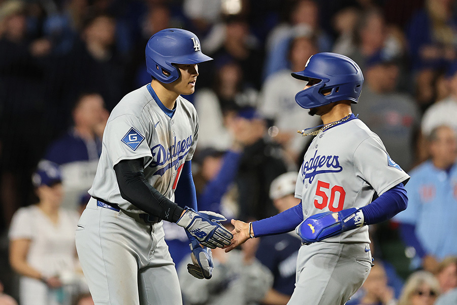 ドジャース・大谷翔平（左）とムーキー・ベッツ【写真：Getty Images】