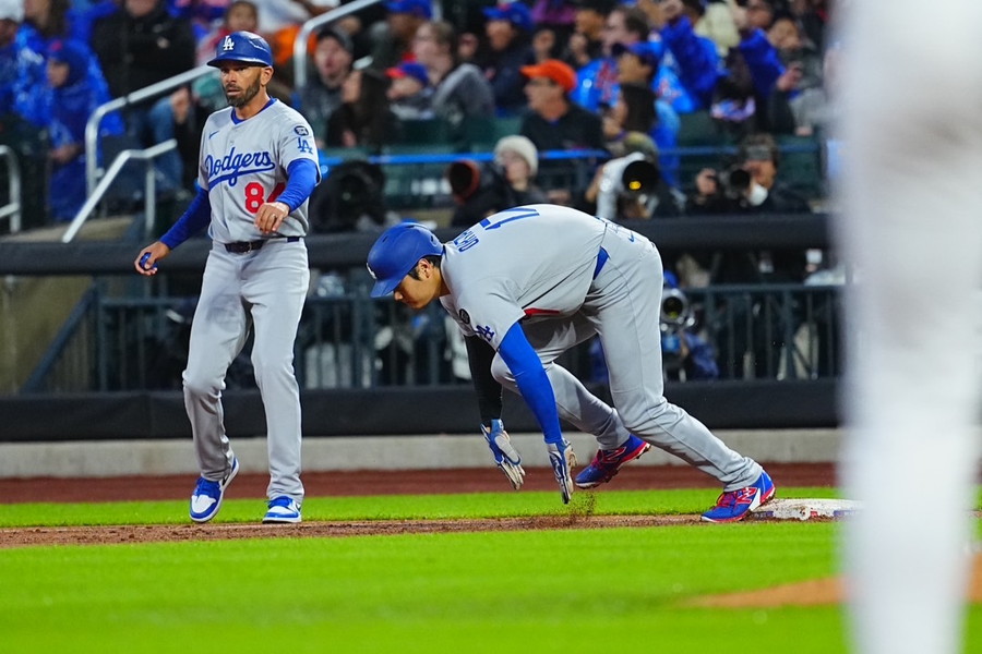 タッチアップ時に足を滑らせるドジャース・大谷翔平【写真：荒川祐史】