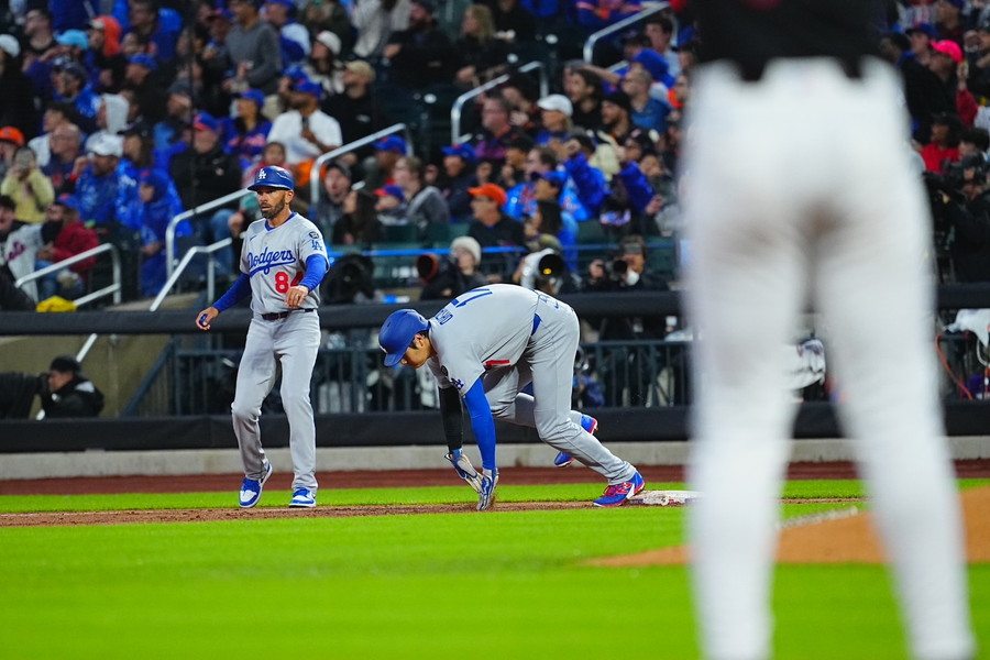 タッチアップ時に足を滑らせるドジャース・大谷翔平【写真：荒川祐史】