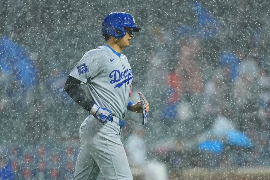 ずぶ濡れとなったドジャース・大谷翔平【写真：荒川祐史】