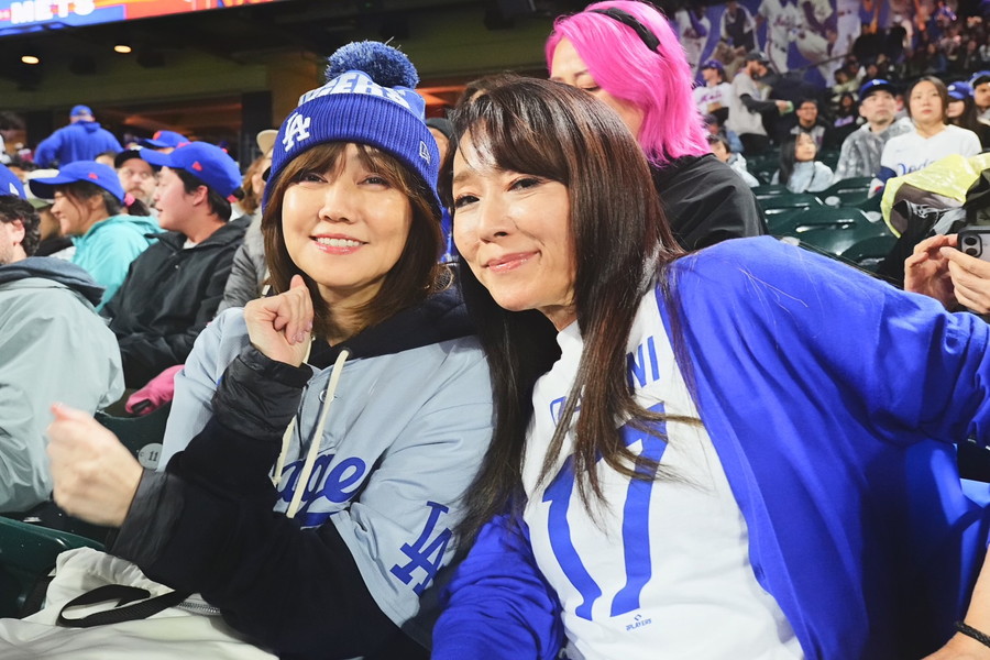 ドジャースの試合を観戦する松本伊代さん（左）と浅野ゆう子さん【写真：荒川祐史】
