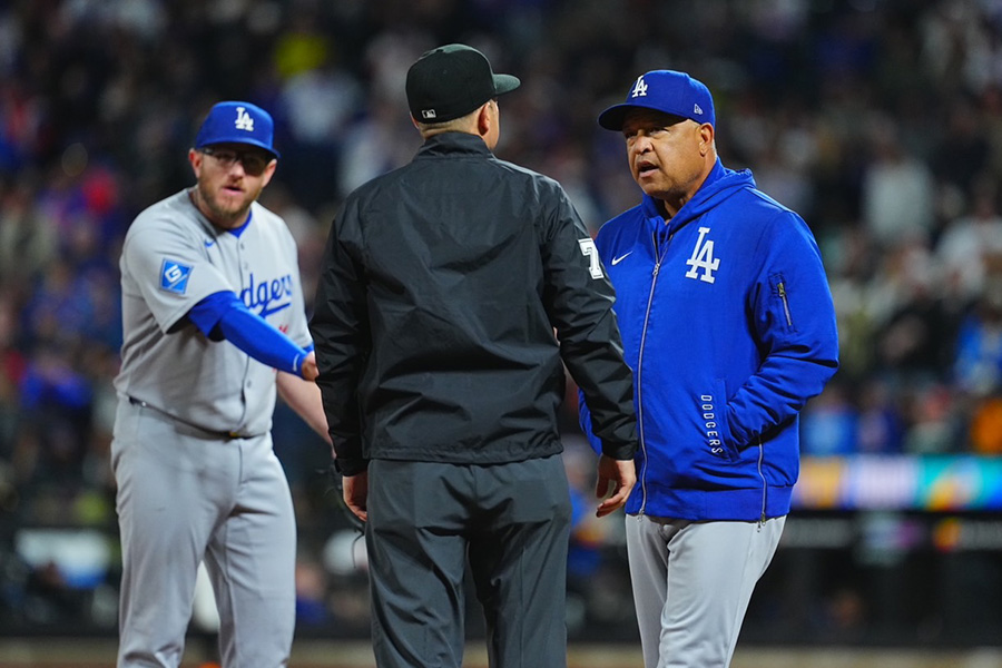 審判に抗議するドジャースのデーブ・ロバーツ監督【写真：荒川祐史】