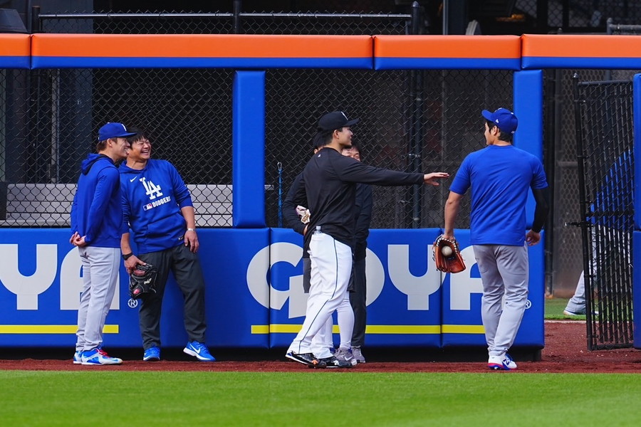 メッツ・千賀滉大の前を通り過ぎようとするドジャース・大谷翔平（右）【写真：荒川祐史】