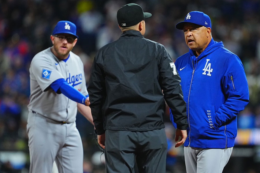 審判に抗議するドジャースのマックス・マンシー（左）とデーブ・ロバーツ監督【写真：荒川祐史】
