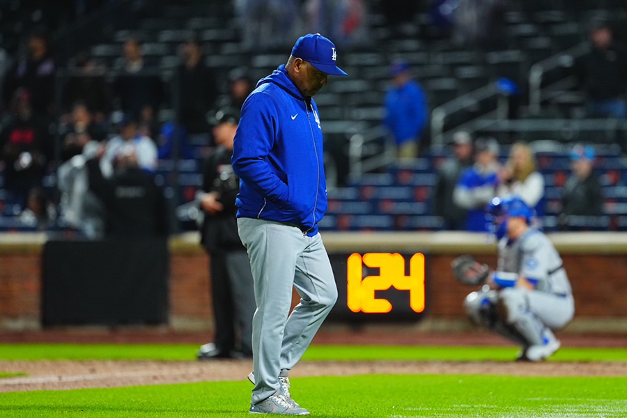 ベンチに下がるドジャースのデーブ・ロバーツ監督【写真：荒川祐史】