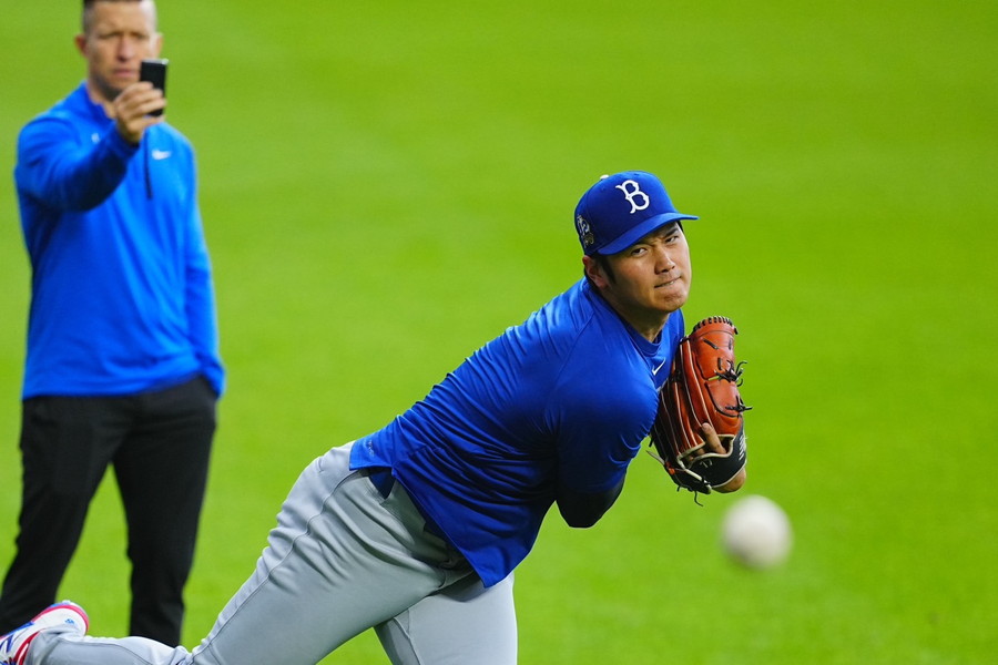 キャッチボールをするドジャース・大谷翔平【写真：荒川祐史】