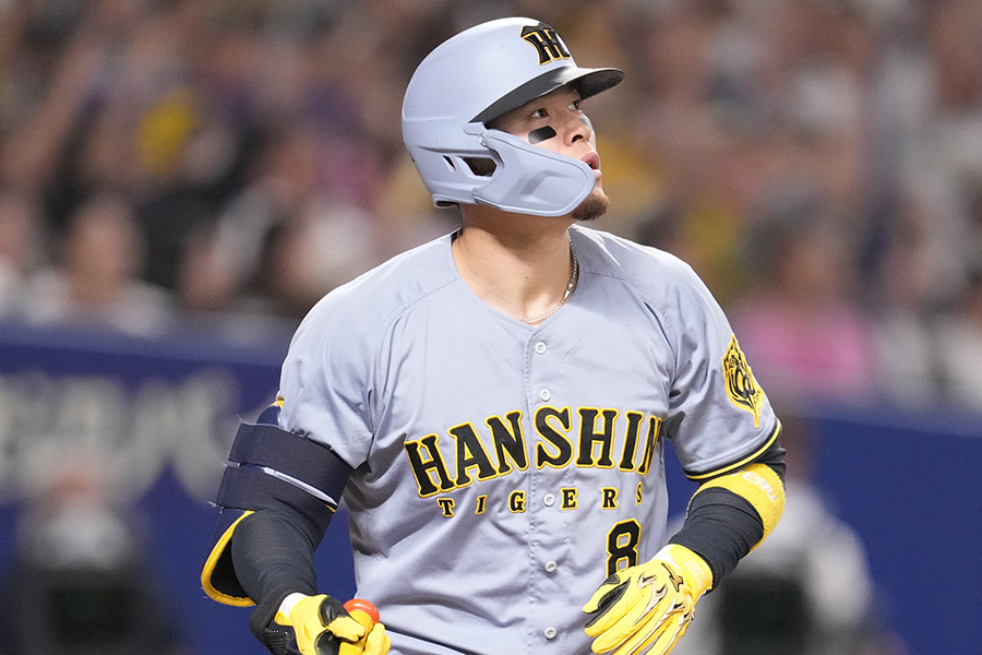 12号ソロを放った阪神・佐藤輝明【写真提供：産経新聞社】