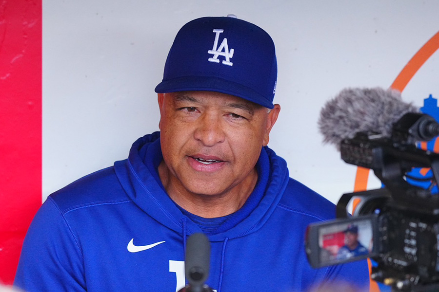 試合前に取材に応じるドジャースのデーブ・ロバーツ【写真：荒川祐史】