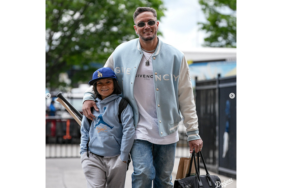 ドジャースのミゲル・ロハスと長男のアーロン君（写真はスクリーンショット）
