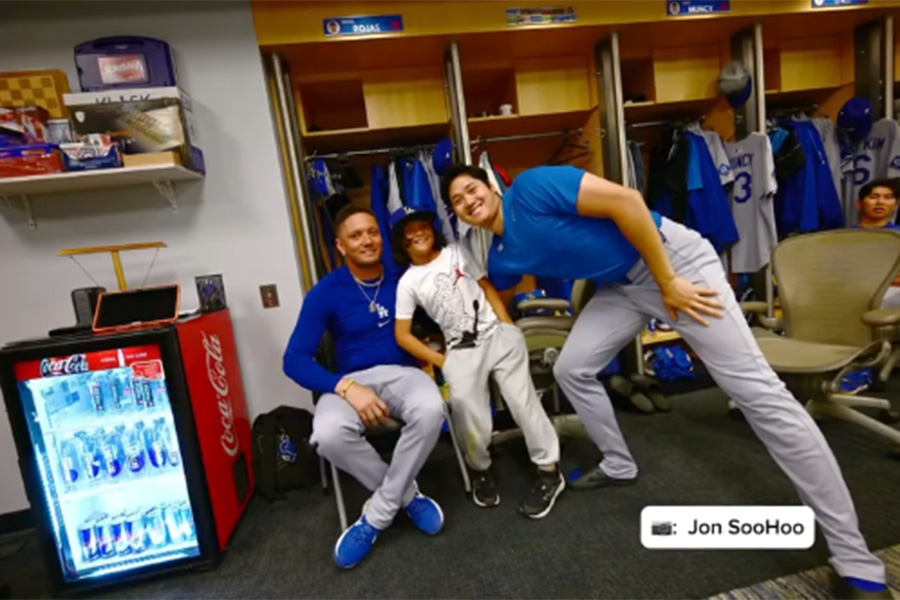 球団カメラマンが公開したドジャースのミゲル・ロハス親子（左）と大谷翔平（写真はスクリーンショット）