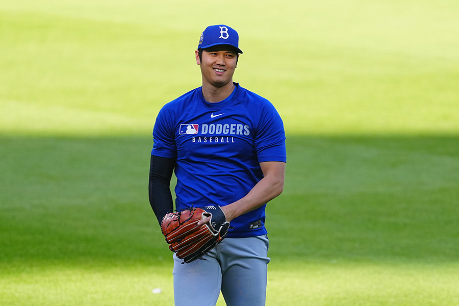 試合前にキャッチボールするドジャース・大谷翔平【写真：荒川祐史】
