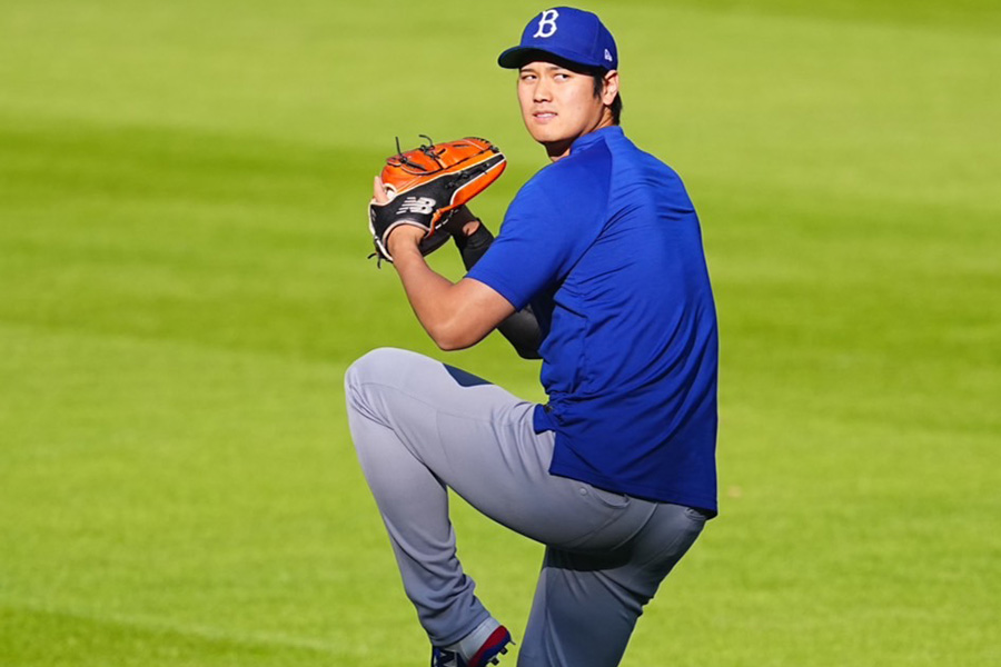 試合前にキャッチボールを行うドジャース・大谷翔平【写真：荒川祐史】
