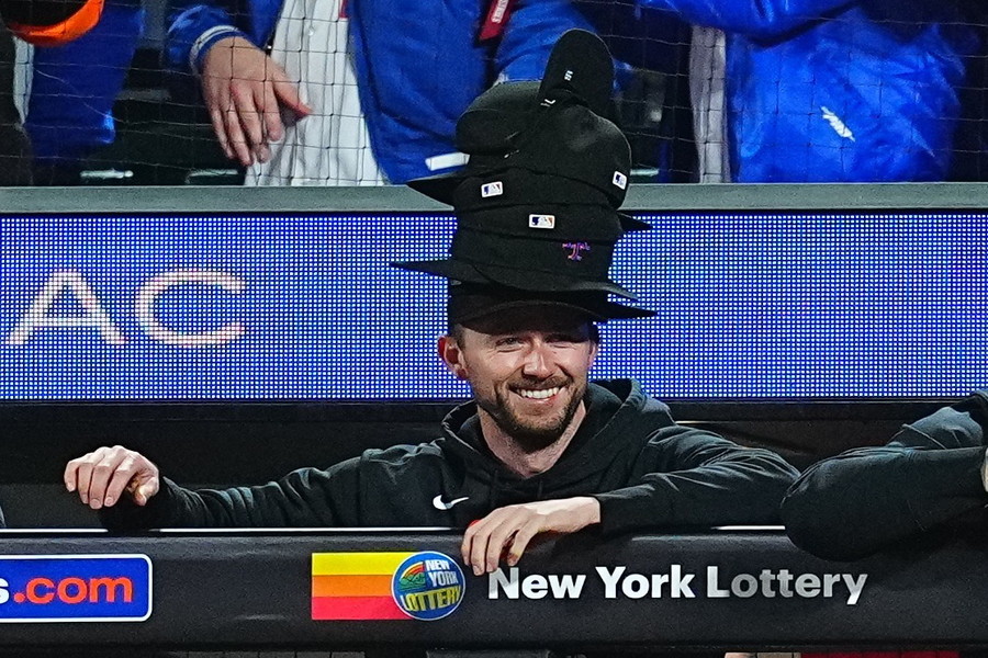 ベンチでパフォーマンスを行うメッツのグリフィン・キャニング【写真：荒川祐史】 