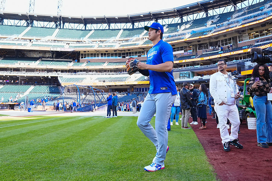 試合前にキャッチボールするドジャース・大谷翔平【写真：荒川祐史】