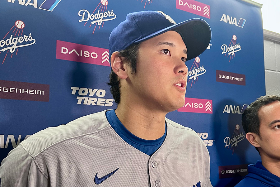 試合後、取材に応じるドジャース・大谷翔平【写真：小谷真弥】