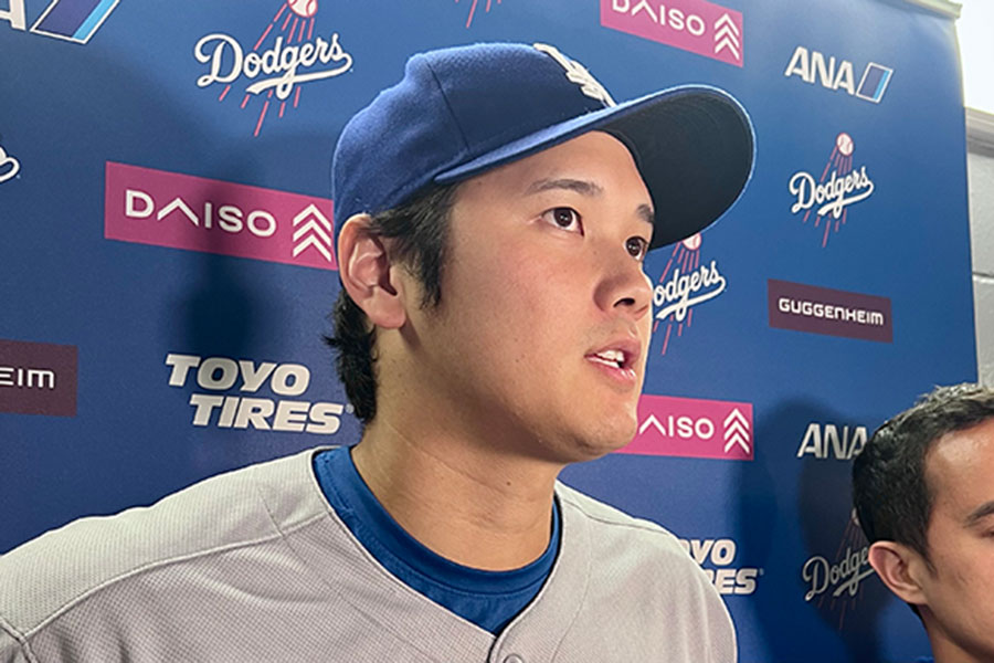 試合後、取材に応じるドジャース・大谷翔平【写真:小谷真弥】