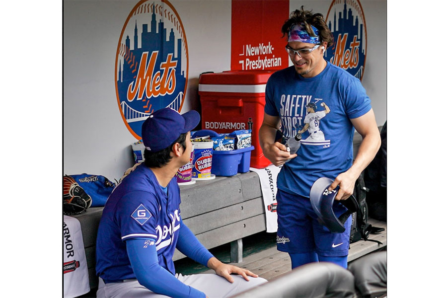 エンリケ・ヘルナンデス（右）から謎のオファーを受けるドジャース・大谷翔平（写真はスクリーンショット）