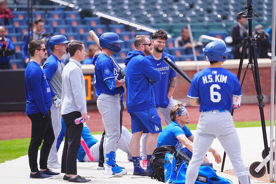 大谷のライブBPを見ようと集まってきた同僚たち【写真：荒川祐史】