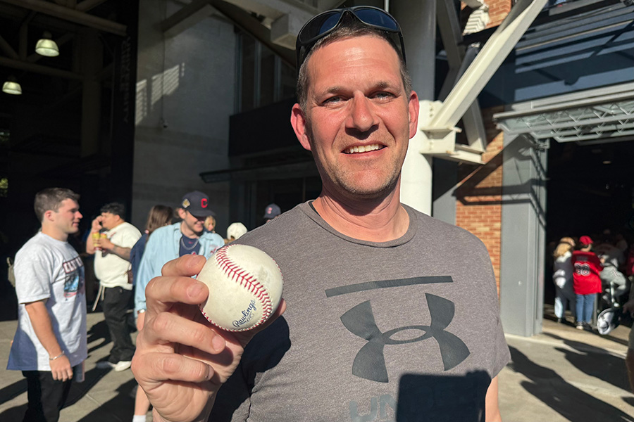 大谷翔平のHR球を獲得したニック・ラムさん【写真：小谷真弥】