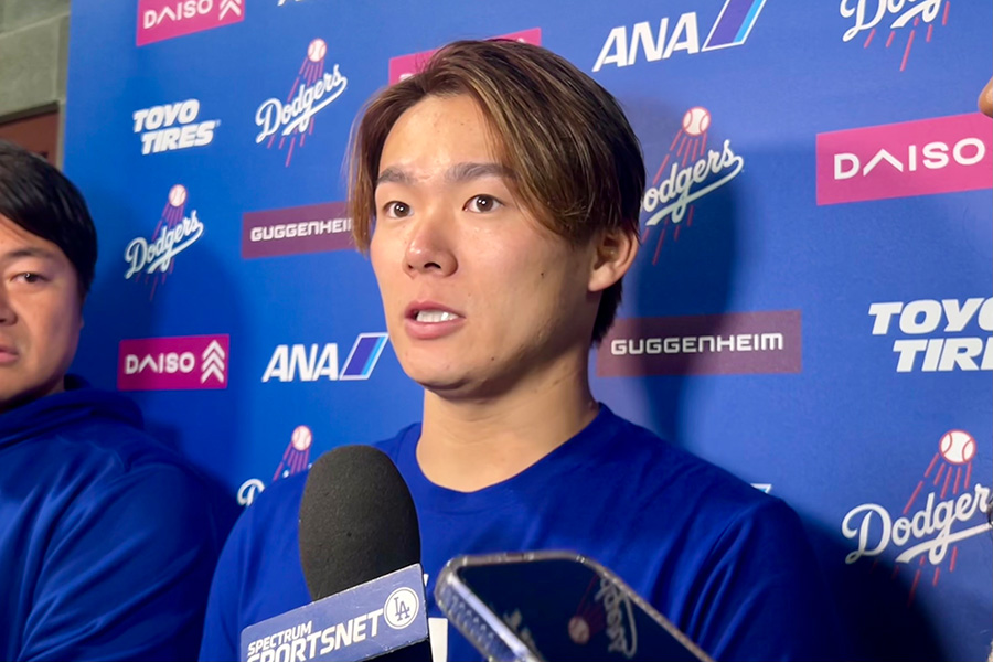 試合後の取材に応じたドジャース・山本由伸【写真：小谷真弥】