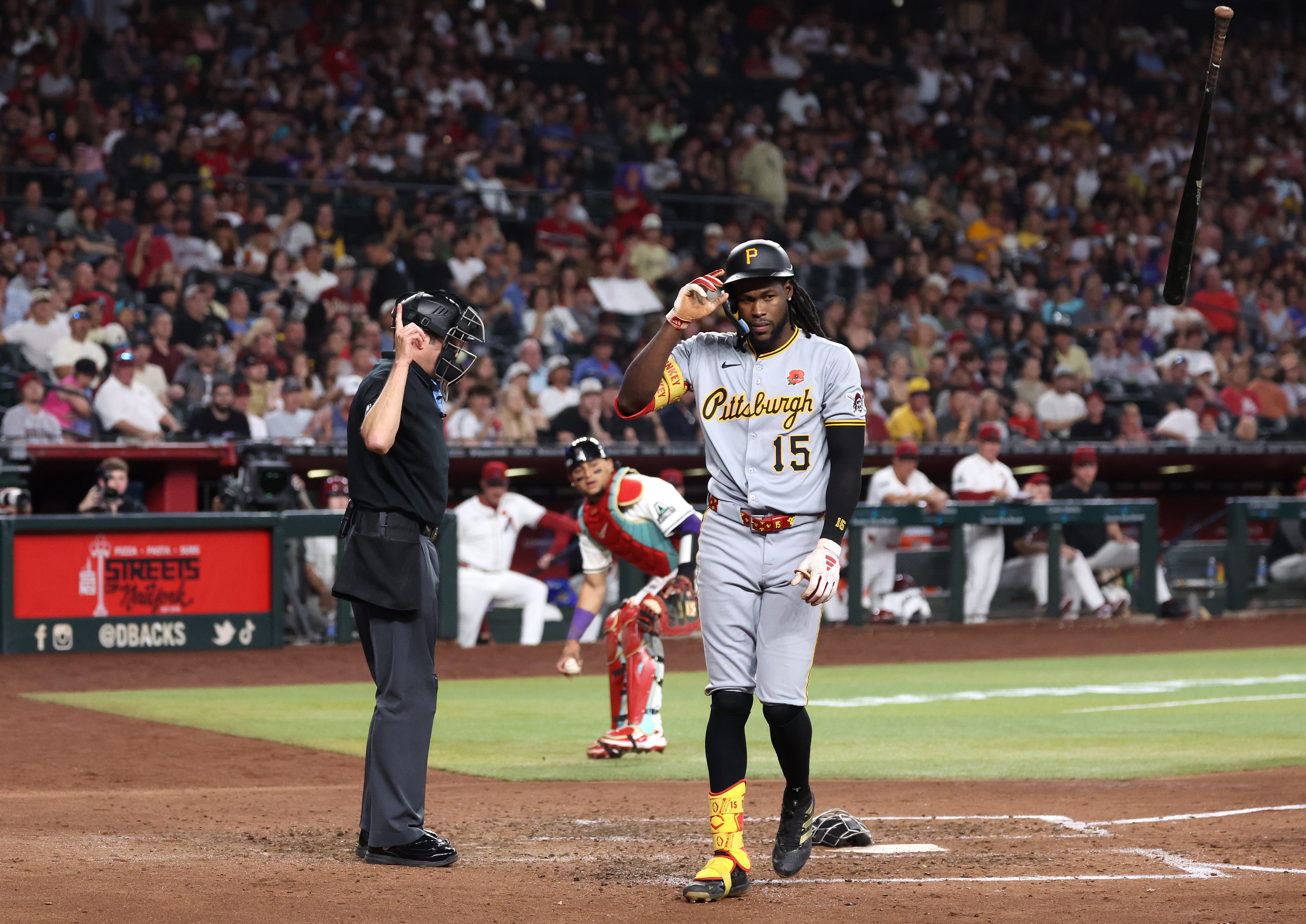 ベンチに下がるパイレーツのオニール・クルーズ【写真：Getty Images】