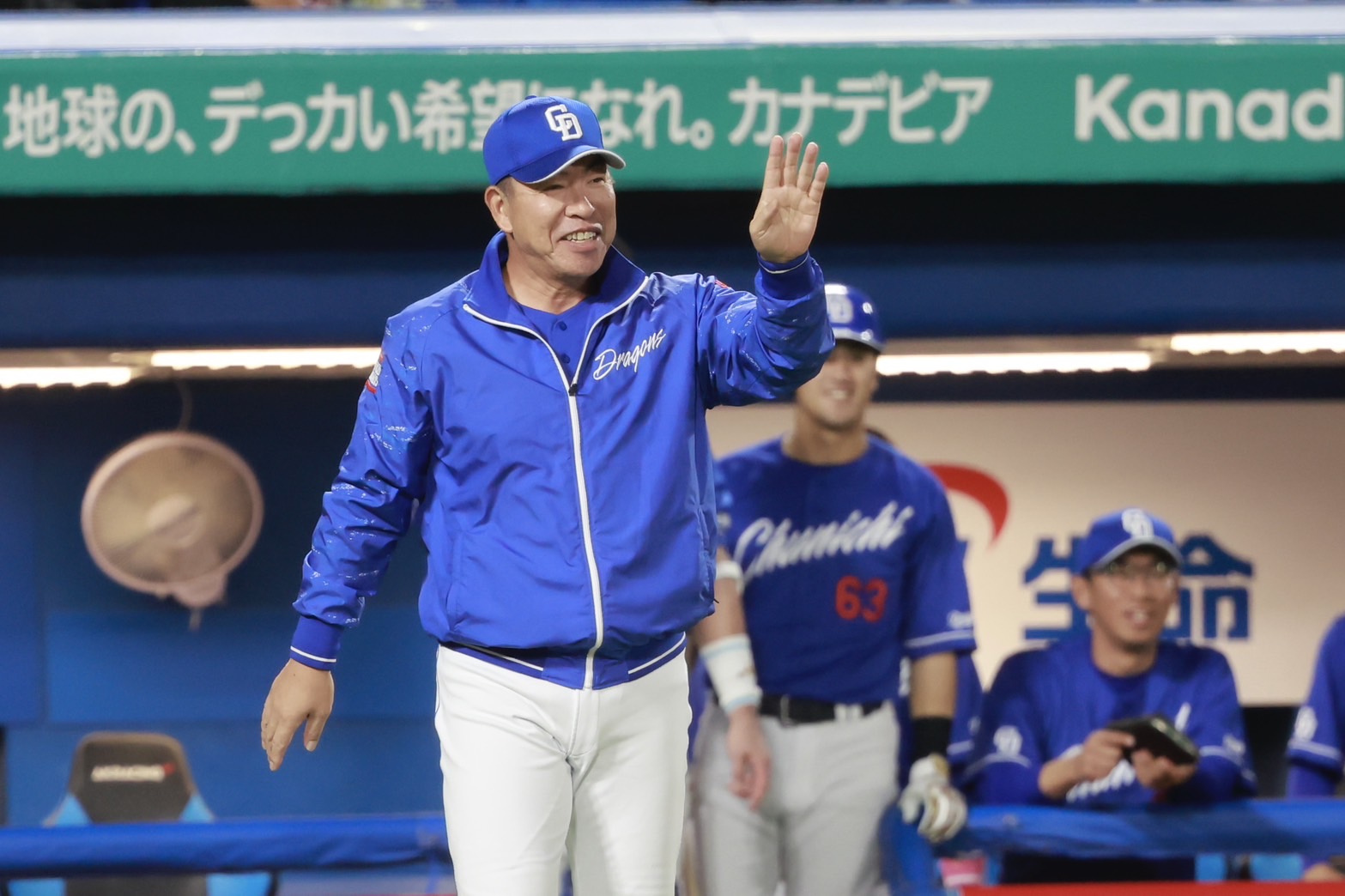 審判団に詰め寄る中日・井上一樹監督【写真：小池義弘】