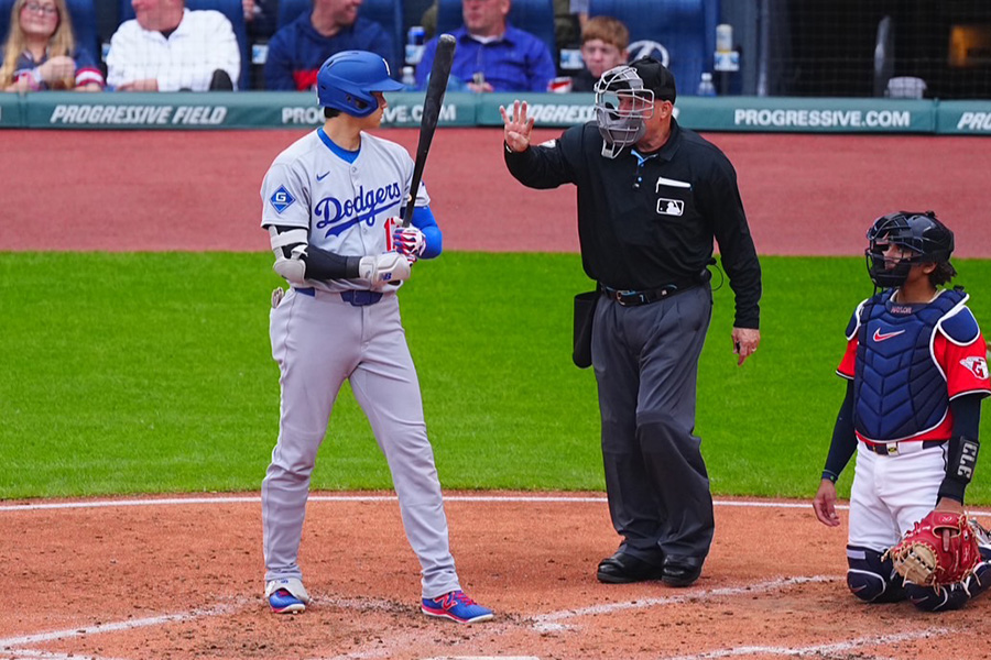 球審に申告敬遠を宣告されたドジャース・大谷翔平【写真：荒川祐史】