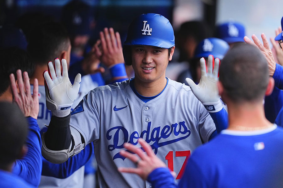 20号本塁打を放ち祝福を受けるドジャース・大谷翔平【写真：荒川祐史】