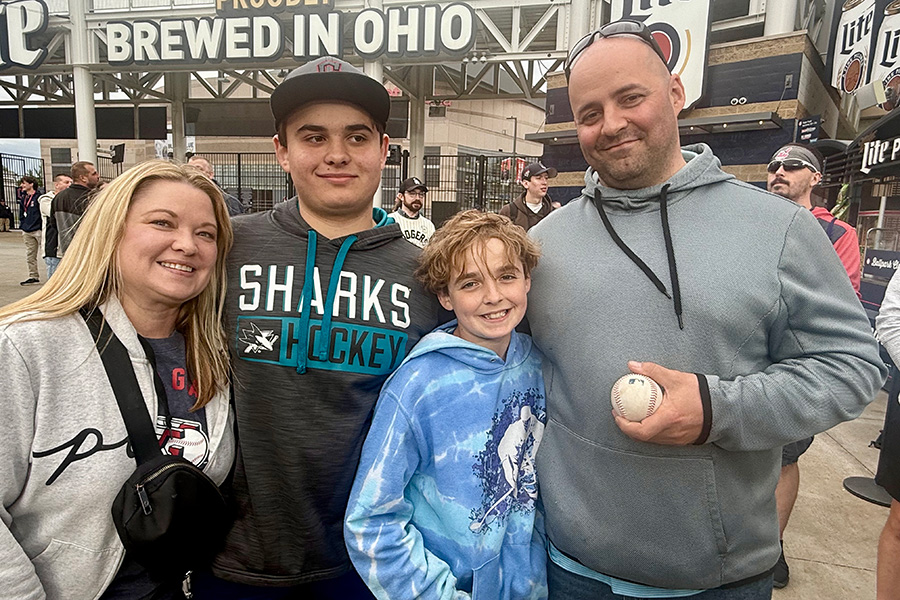 大谷翔平の20号HRをキャッチしたジョン・ブラブハムさん【写真：小谷真弥】