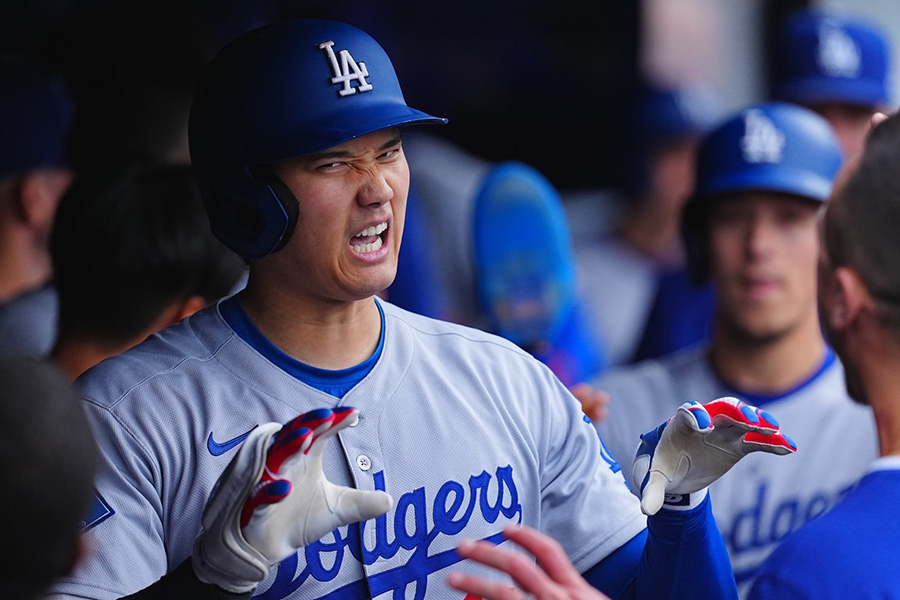 20号2ランを放ちナインに迎えられるドジャース・大谷翔平【写真：荒川祐史】