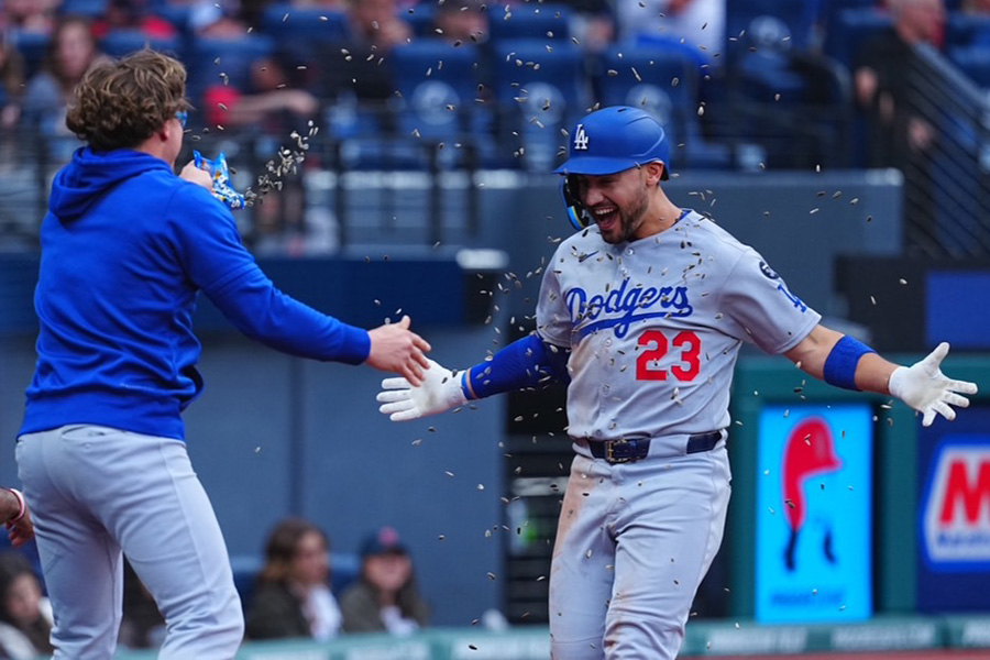 3号ソロを放ちナインに迎えられるドジャースのマイケル・コンフォート【写真：荒川祐史】