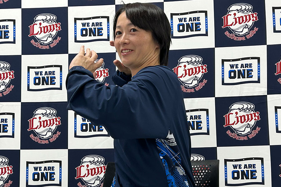 西武アカデミーでコーチを務める山崎まりさん【写真：間淳】