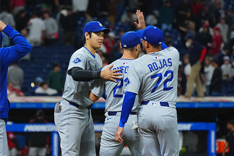 勝利を喜ぶ大谷翔平らドジャースナイン【写真：荒川祐史】