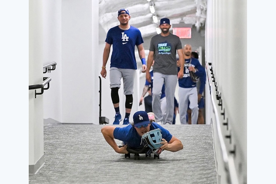 エンリケ・ヘルナンデスの行動に笑顔を見せるドジャースナイン【写真提供：ジョン・スーフー/ドジャース】