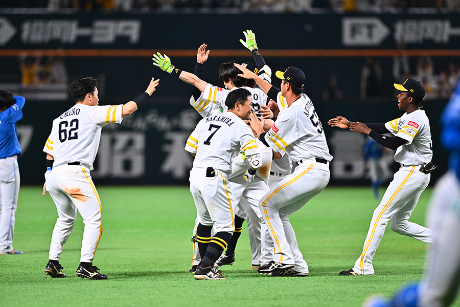 サヨナラ勝利を喜ぶソフトバンクナイン【写真：古川剛伊】