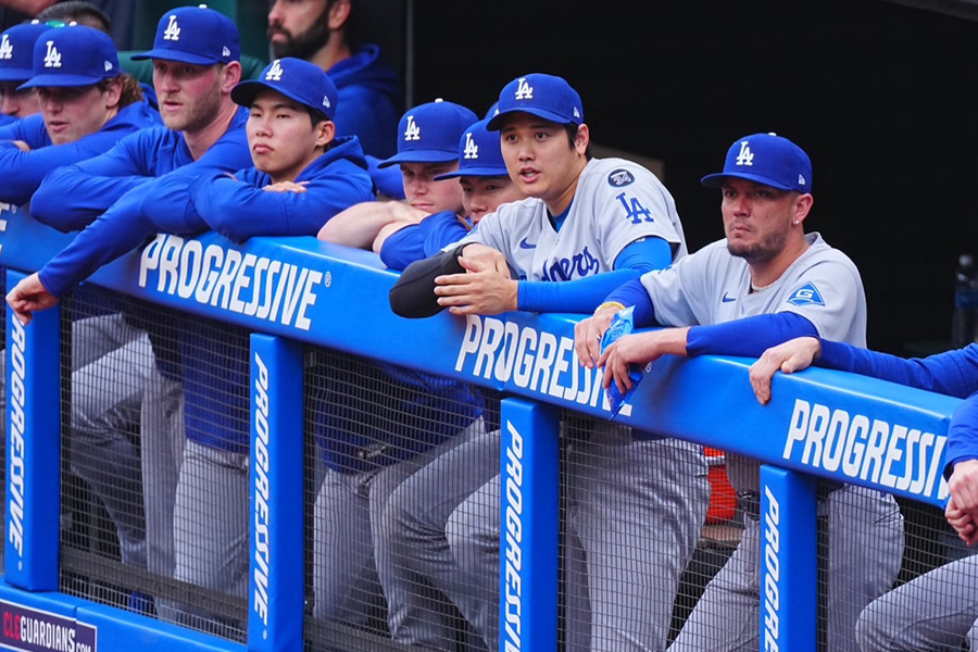 ファウルボールに驚く大谷翔平【写真：荒川祐史】