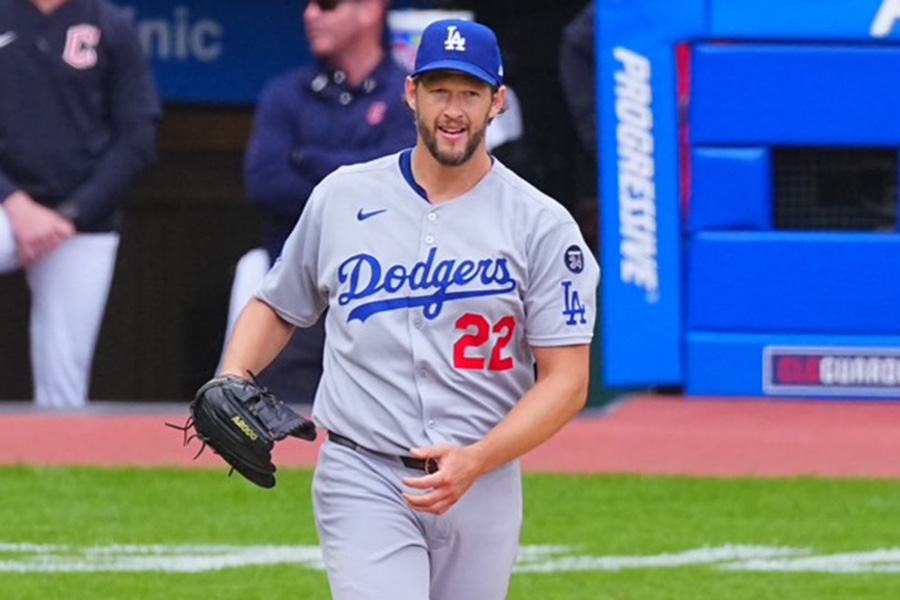 先発したドジャースのクレイトン・カーショー【写真：荒川祐史】