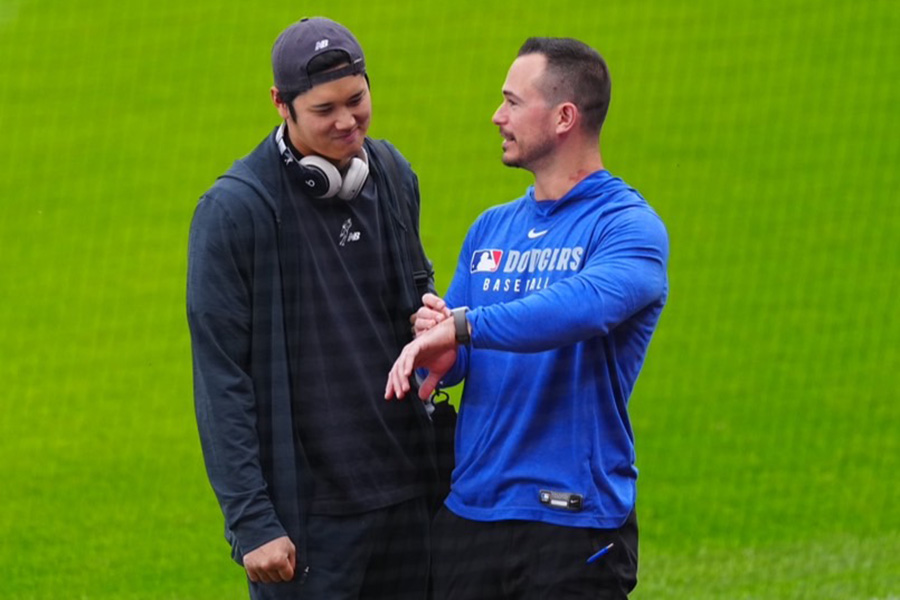球団スタッフと話すドジャース・大谷翔平【写真：荒川祐史】