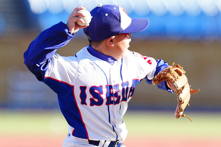 小学生で身に付けたい正しい投球動作とは(写真はイメージ)