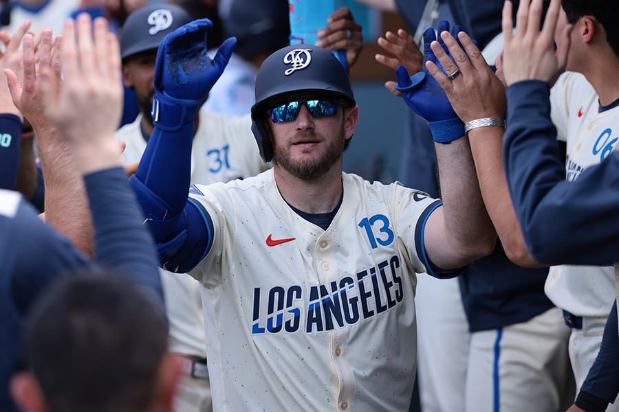 5号3ランを放ちドジャースナインに迎えられるマックス・マンシー【写真：Getty Images】