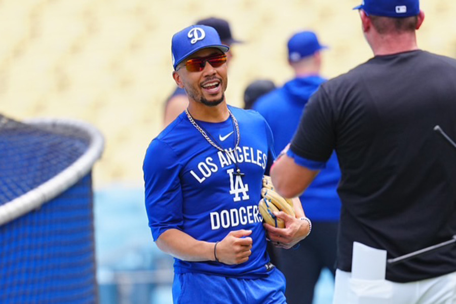 試合前の練習に登場したドジャースのムーキー・ベッツ【写真：荒川祐史】